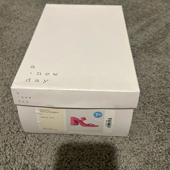 NWT Daisy Fuentes Pink Deanna Heels  SZ 7.5 - Picture 2 of 7